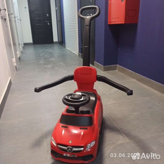 Машинка каталка толокар с ручкой