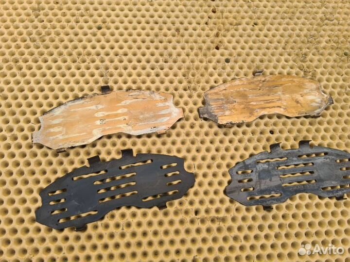 Противоскрипные пластины переднее Nissan M25 M37