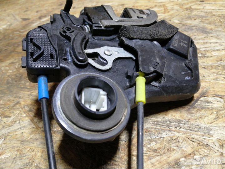 Замок боковой двери задний левый Toyota Land