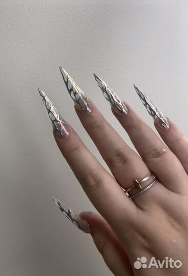 Модель на маникюр с дизайном