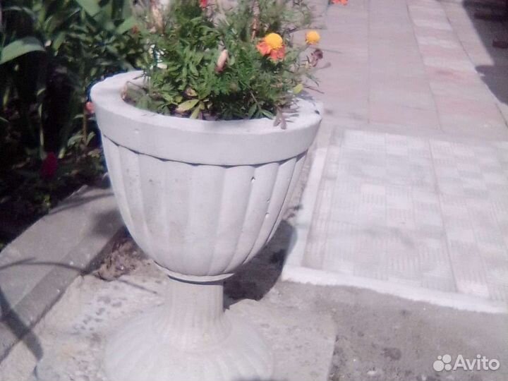 Вазоны бетонные уличные под цветы