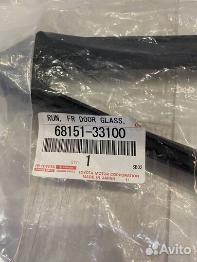 Уплотнитель переднего левого стекла Toyota Camry55