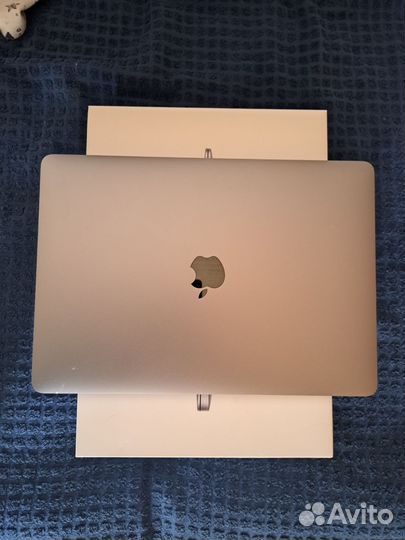 Macbook air 13 2020 m1 8gb 256 gb AirPods в подаро