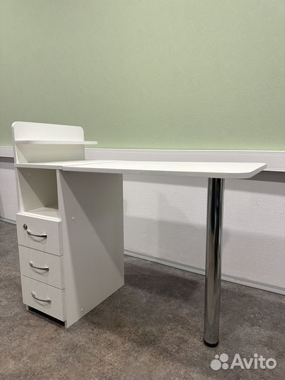 Маникюрный стол