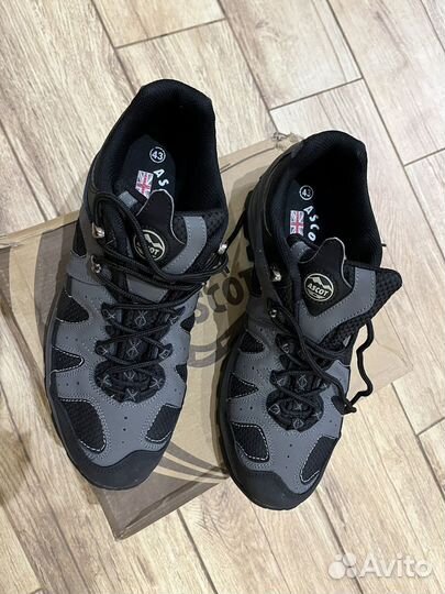 Треккинговые кроссовки 43 р