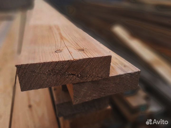 Сосновые доски, природная красота и надежность