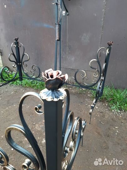 Оградка на могилу с кованым крестом