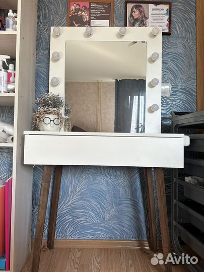 Столик гримерный с лампочками