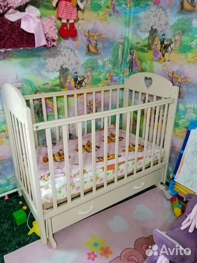 Детская кроватка с маятником