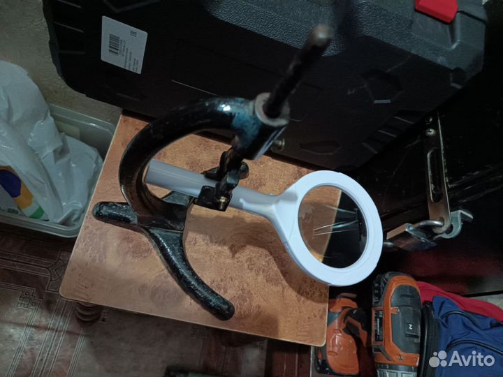 Лупа с подсветкой на штативе