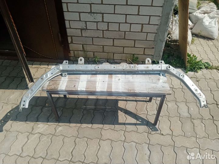 Рамка радиатора - панель замка капота