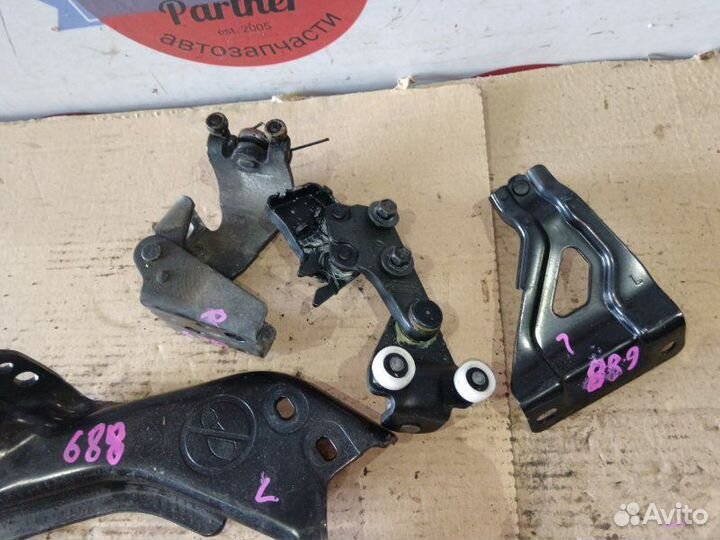 Петля двери задняя левая Honda Freed GB4 L15A