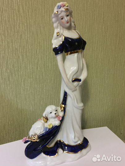 Фарфоровая фигурка Девушка с собачкой в тачке