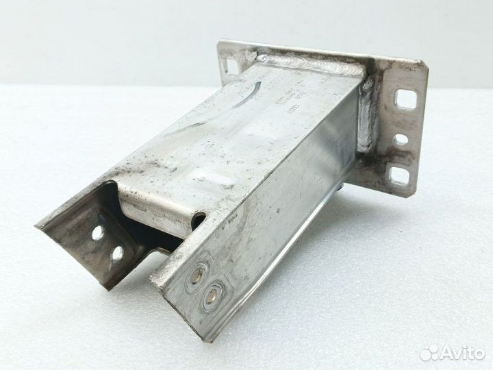 Кронштейн усилителя бампера передний правый Audi