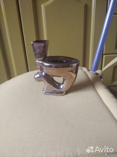 Золотой сувенирный унитаз