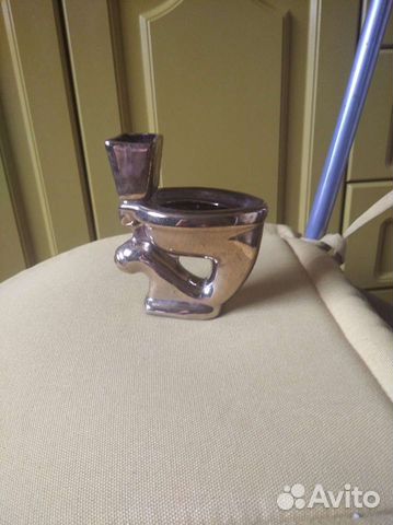 Золотой сувенирный унитаз