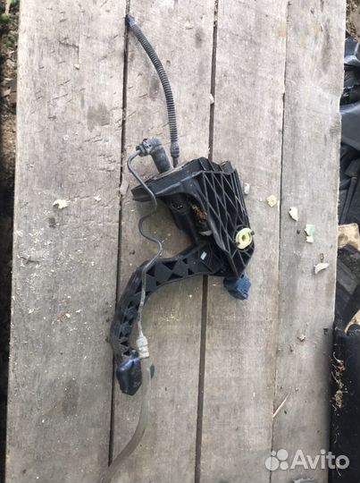 Педаль сцепления на Поло седан 2014г.в