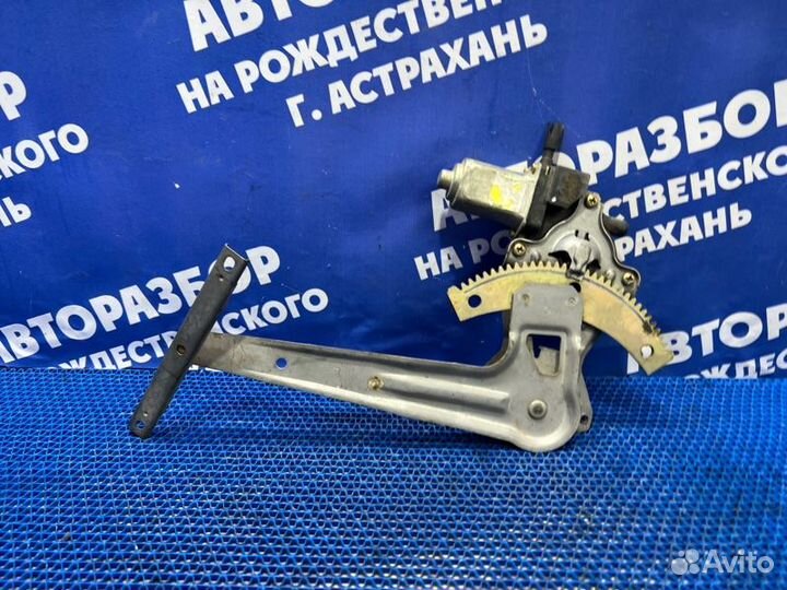 Задний левый стеклоподъёмник Nissan Sunny седан