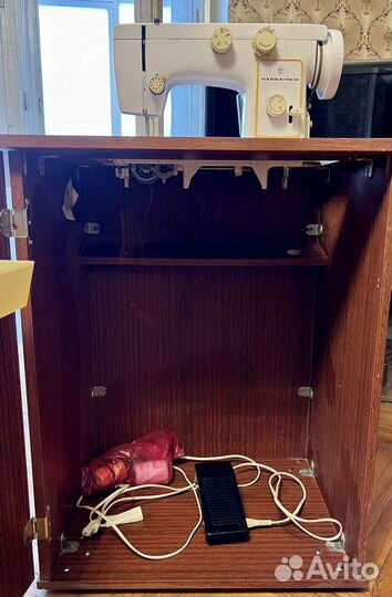 Швейная машина Чайка 142м