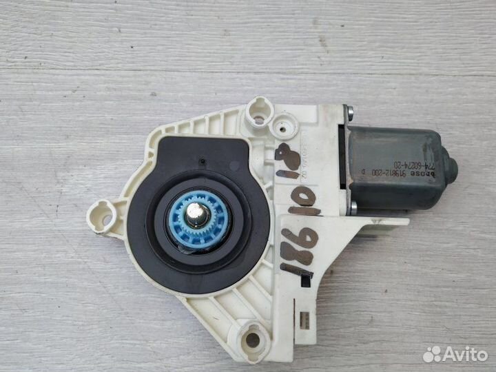 Моторчик задний правый 8K0959811A VW Touareg 2010