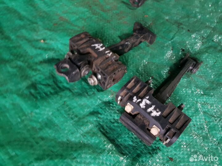 Ограничитель задней двери Opel astra H