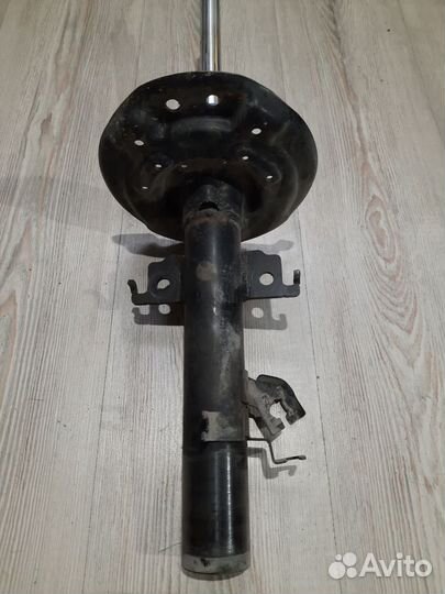 Амортизатор стойка перед Nissan X-trail T32 Прав