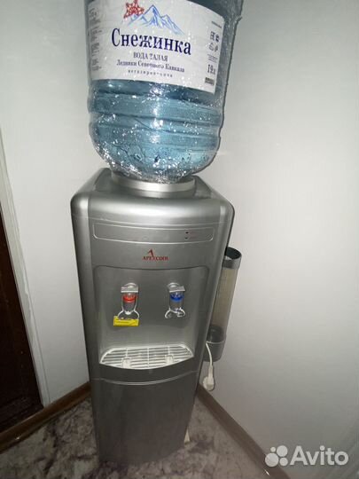 Кулер для воды напольный