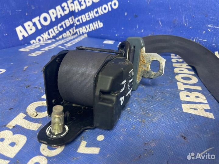 Передний правый ремень безопасности. Isuzu Elf