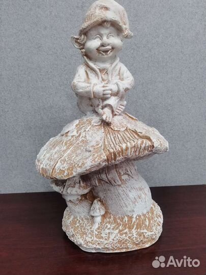 Фигурка эльф на грибе