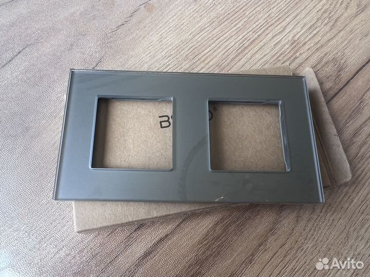 Рамка стеклянная с водонепроницаемыми розеткаии