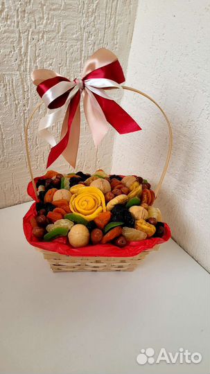 Корзина с сухофруктами