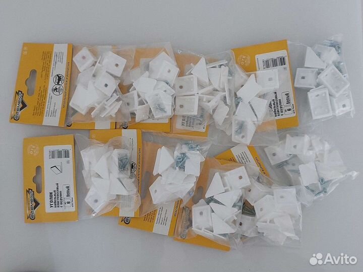 Уголок мебельный пластик с шурупами