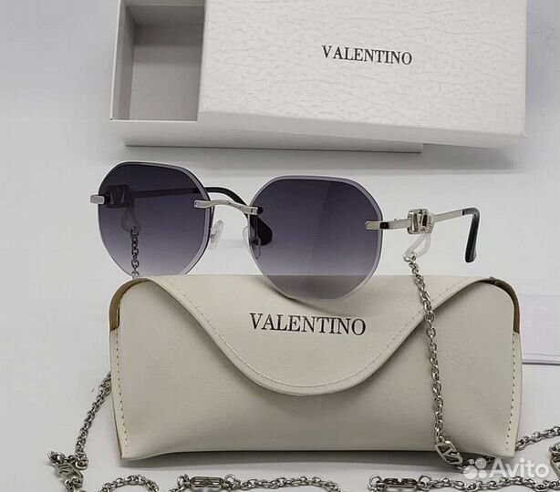 Солнцезащитные очки женские Valentino