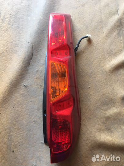 Задний правый оригинальный фонарь Ниссан
