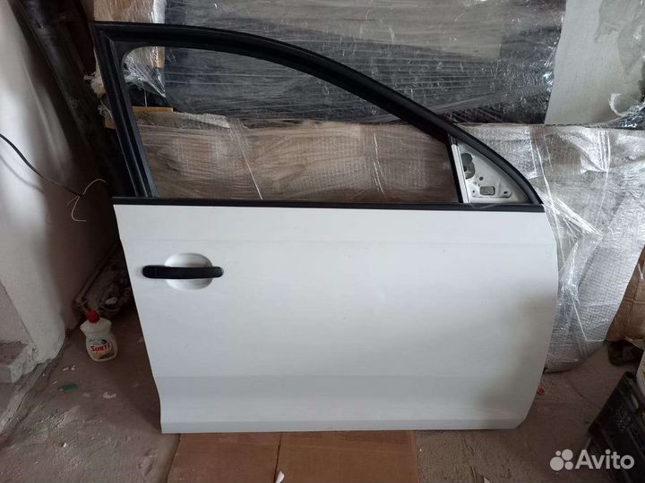 Skoda rapid 1 передний правый дверь белый