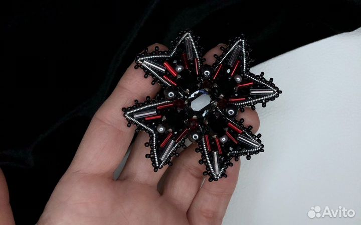 Броши в ассортименте