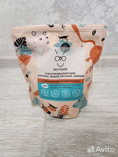 Клетка для грызунов с кормом и наполнителем