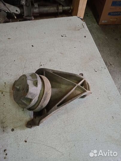 Кронштейн двигателя правый audi a8 d2 ауди а8 д2