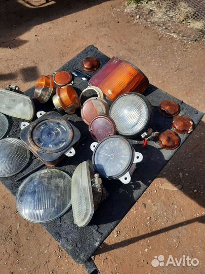 Запчасти: стекла,фары, капот газ 24, другое