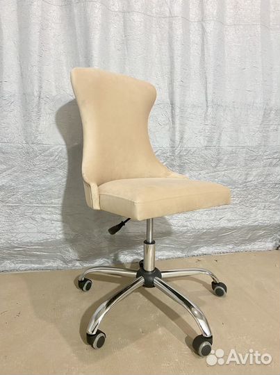 Стул на колесиках