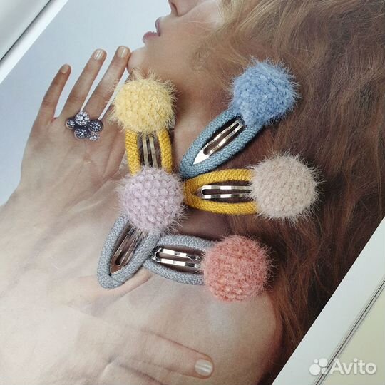 Заколка с помпоном