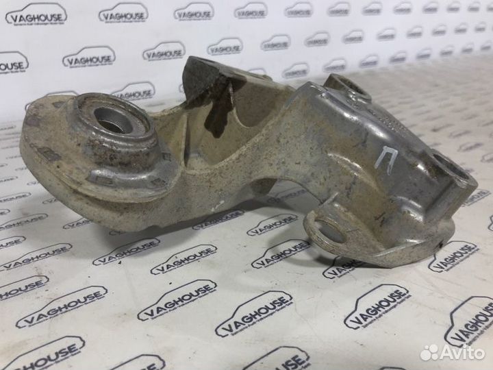 Кронштейн двигателя правый Volkswagen Passat B5+ 1