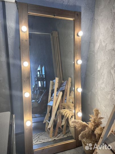 Гримерное зеркало с лампочками