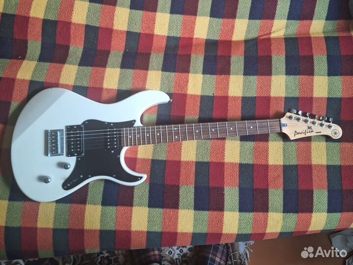 Электро гитара yamaha pacifica white