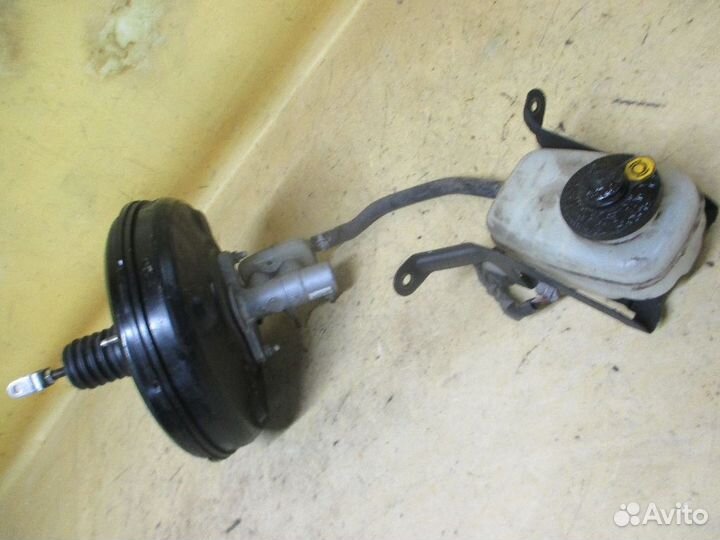 Главный тормозной цилиндр Toyota Noah ZRR70W