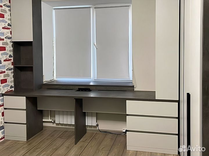 Рабочая зона со шкафом у окна