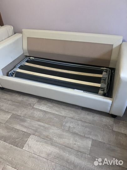 Кожаный диван