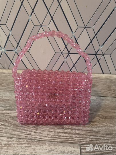 Розовая сумочка из бусин