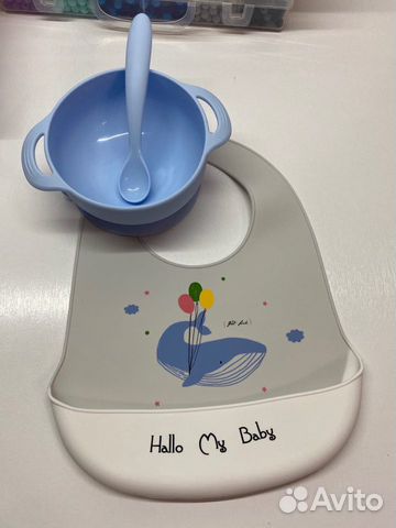 Чашка с ручками и силиконовой ложкой и слюнявчик