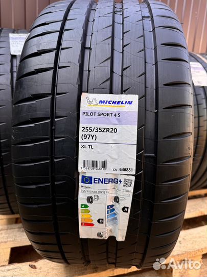 Michelin Pilot Sport 4 S 255/35 R20 и 285/30 R20